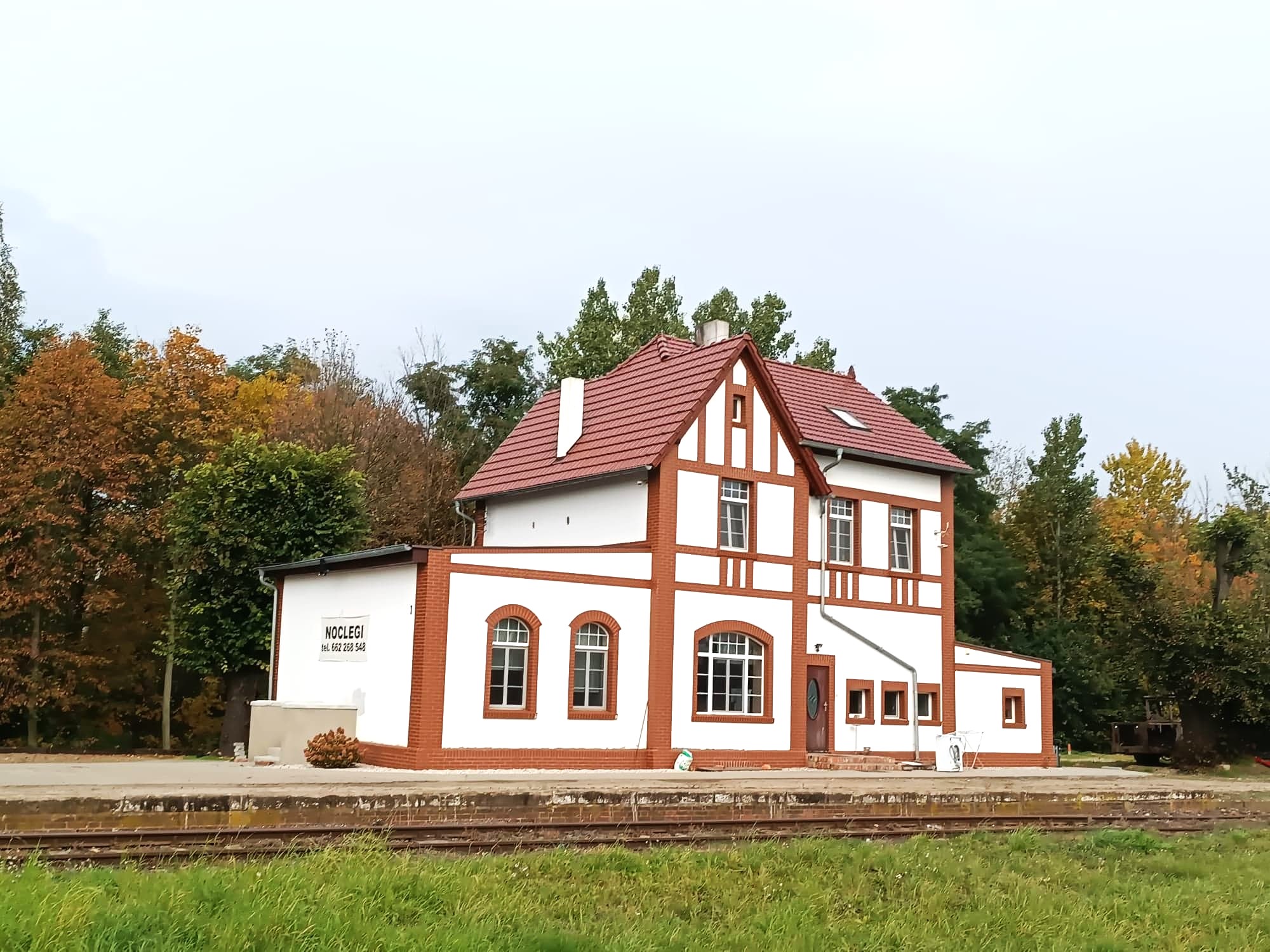 Dawny budynek dworca przerobiony na mieszkania