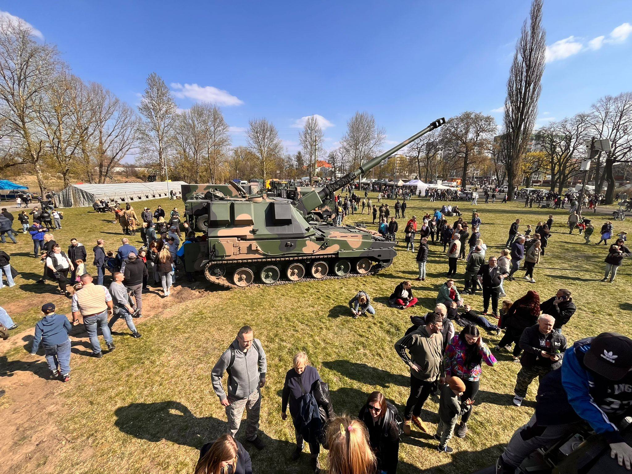 Tłumy miłośnik&oacute;w militari&oacute;w i niek&oacute;re z pojazd&oacute;w