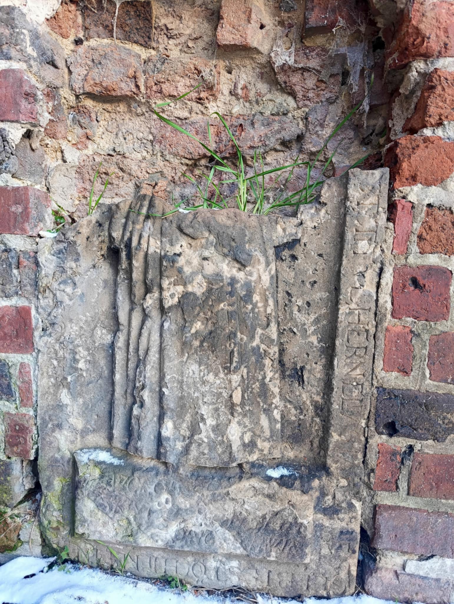 Zachowany fragment płyty nagrobnej