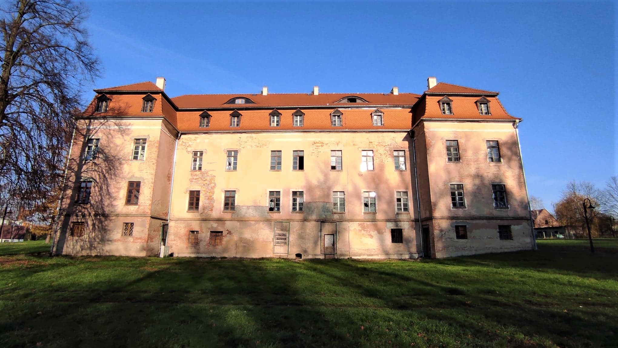 Widok na pałac od drugiej strony Widok na pałac od drugiej strony