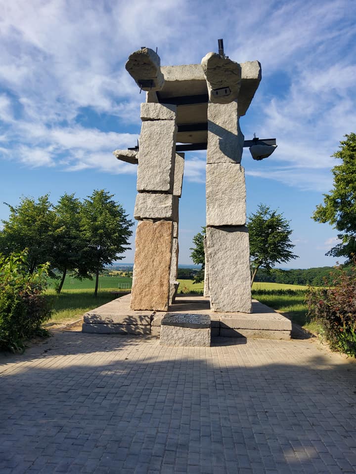 Pomnik "Ludziom Ziemi" Pomnik "Ludziom Ziemi"